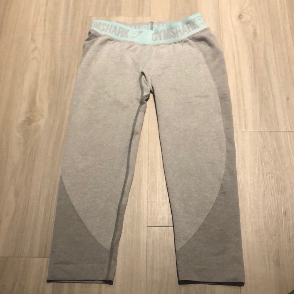 Gym shark cutoff leggings